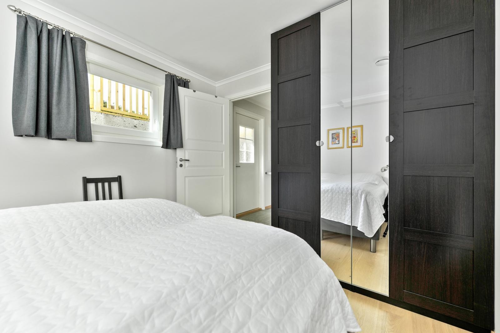 Soverom med skyvedørsgarderobe Galleribilde