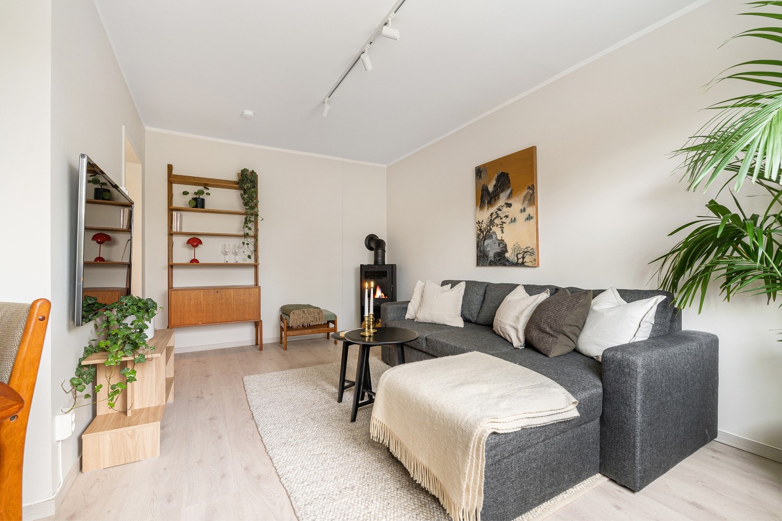 Stuen fremstår som lys og moderne med gjennomgående pene overflater og god plass til møblering. Galleribilde