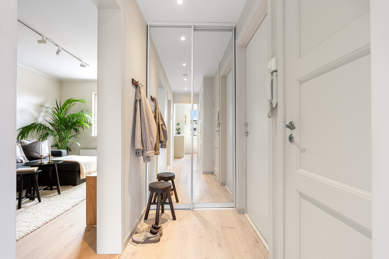 Entré med skyvedørsgarderobe som gir gode oppbevaringsmuligheter. Galleribilde