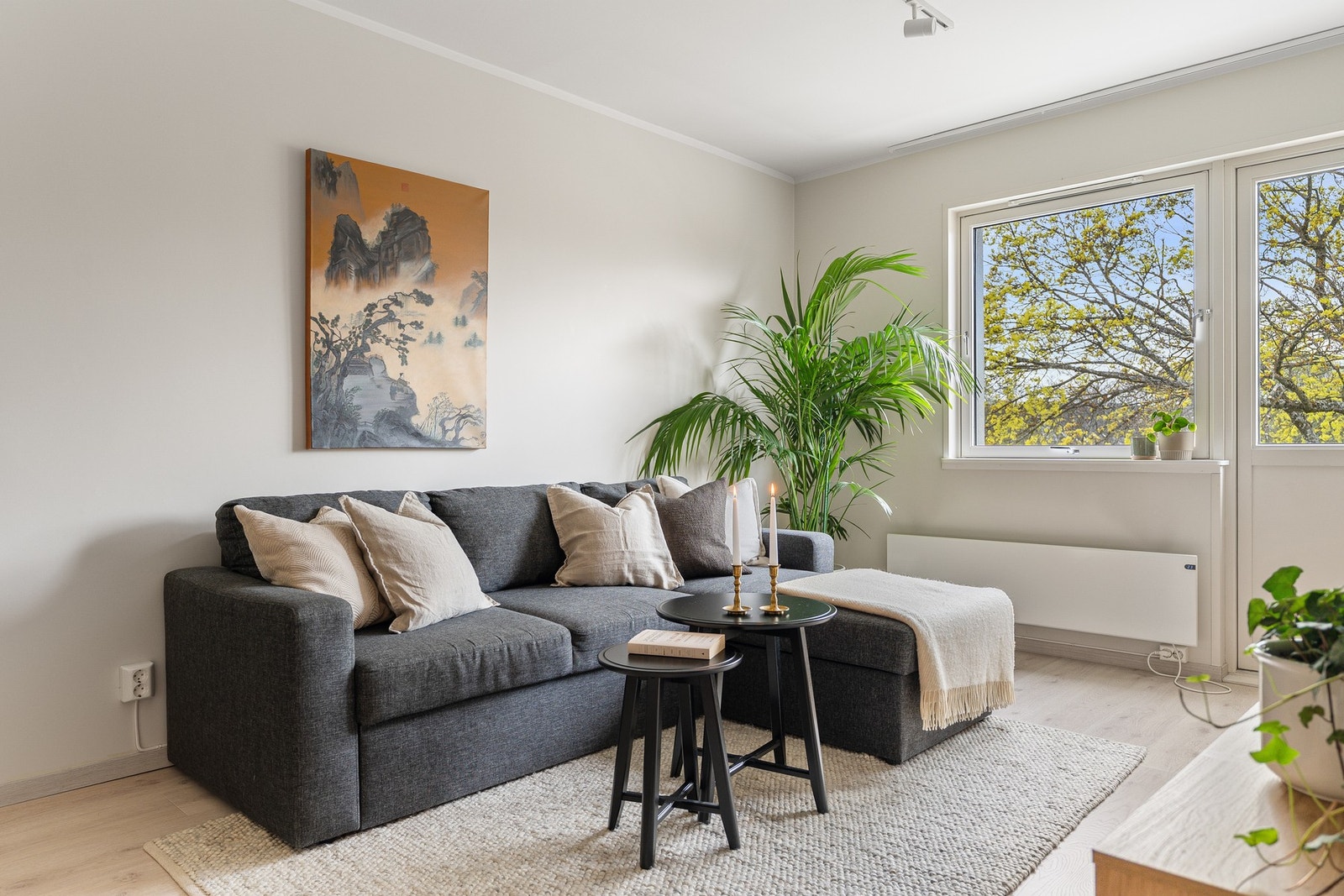 Innbydende og oppgradert leilighet med god planløsning og attraktiv beliggenhet. Her får du en moderne bolig med fine kvaliteter og egen balkong. Galleribilde