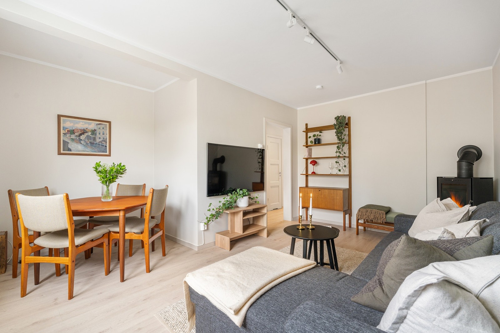 Stuen byr på en åpen og sosial løsning med naturlig plass til både sofagruppe og spisebord. Galleribilde