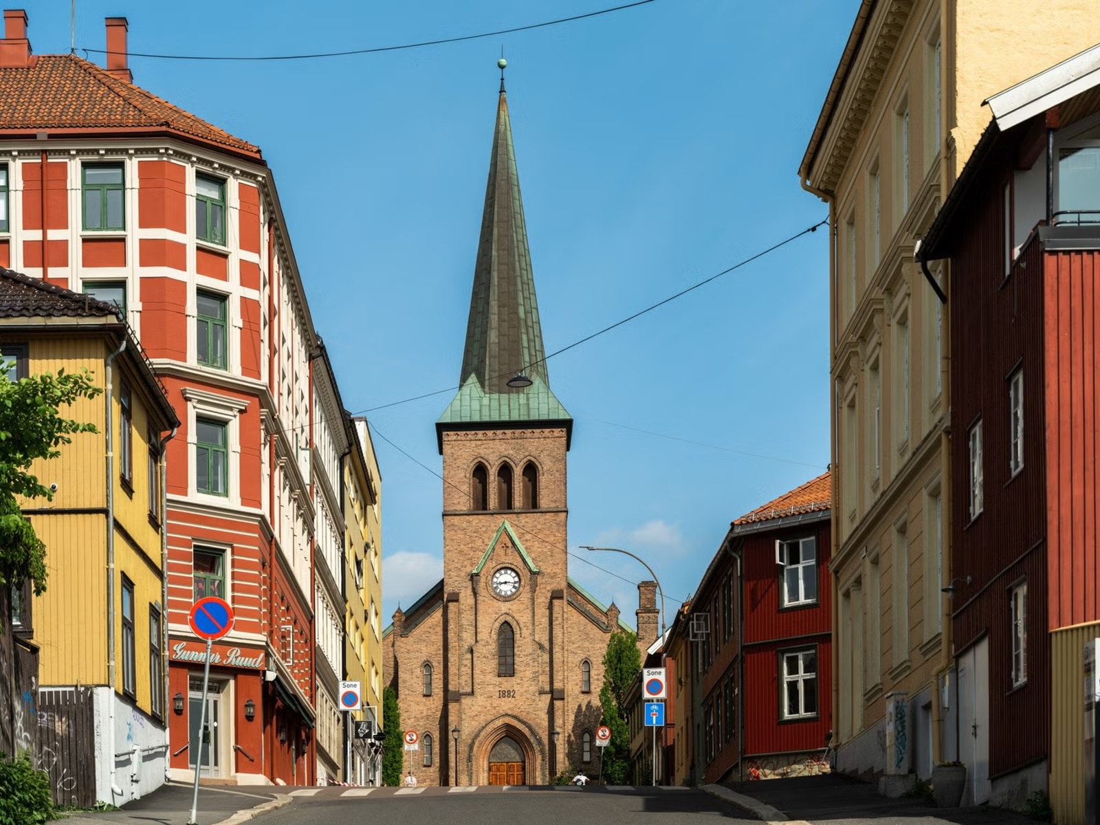 Det unike med Tigergårdens beliggenhet er nærheten til det gamle og etablerte på Kampen, og det nye og urbane på Ensjø. Her ser du ærverdige Kampen kirke. Galleribilde