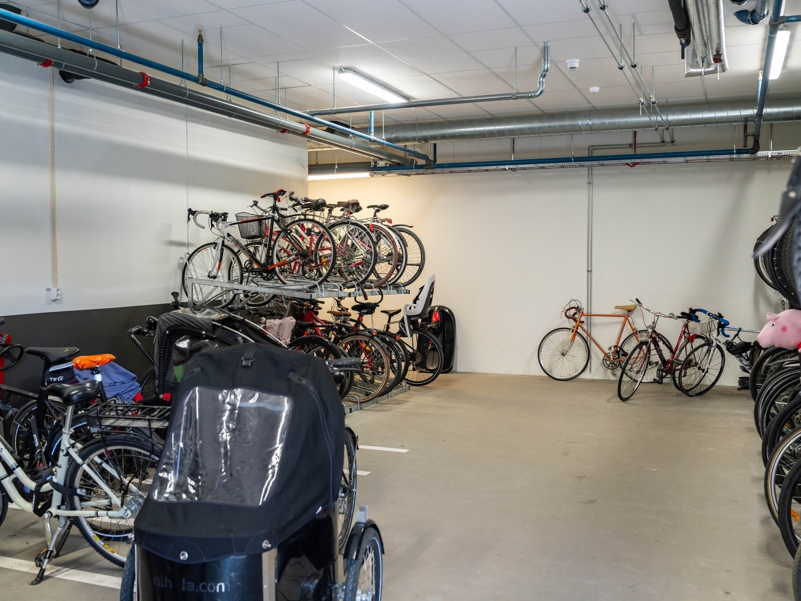 Det er to store sykkelboder i 1. etasje i blokka. Den éne ligger rett ved inngangspartiet i C-oppgangen, som gjør det enkelt og trygt å kunne parkere og låse inn sykler. Galleribilde