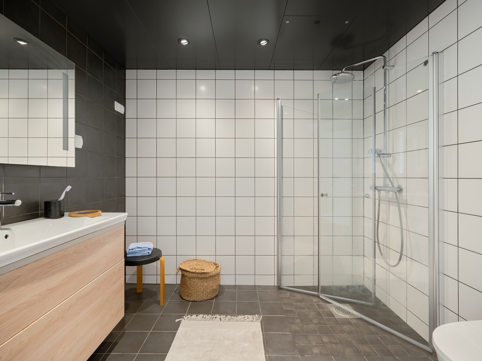 Det er lun varme i gulvene (vannbåren varme) og downlights i tak for god belysning. Plass og opplegg til vaskemaskin og tørketrommel. Galleribilde