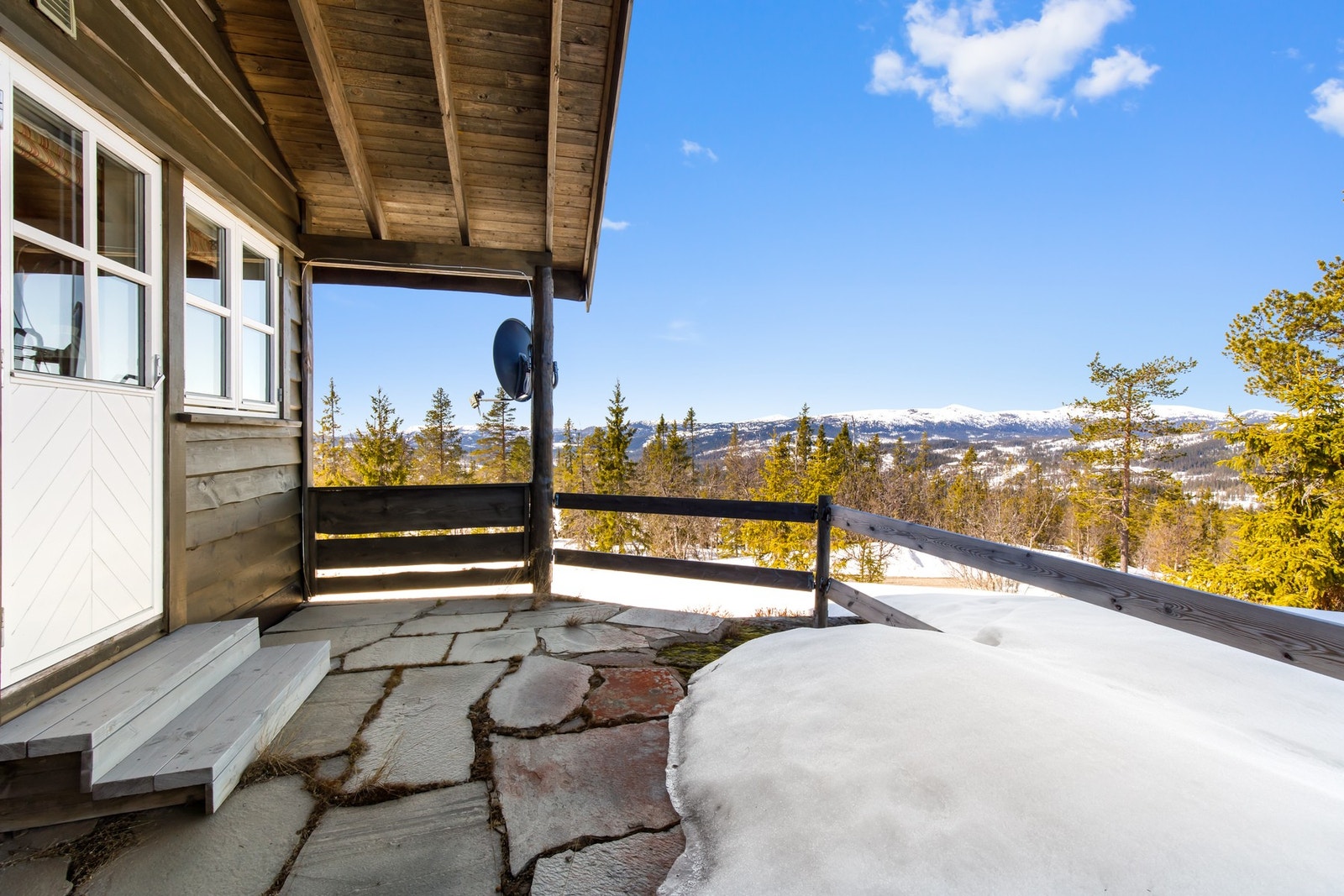 Delvis takoverbygget terrasse. Her kan man nyte solnedgangen midtsommers. Galleribilde