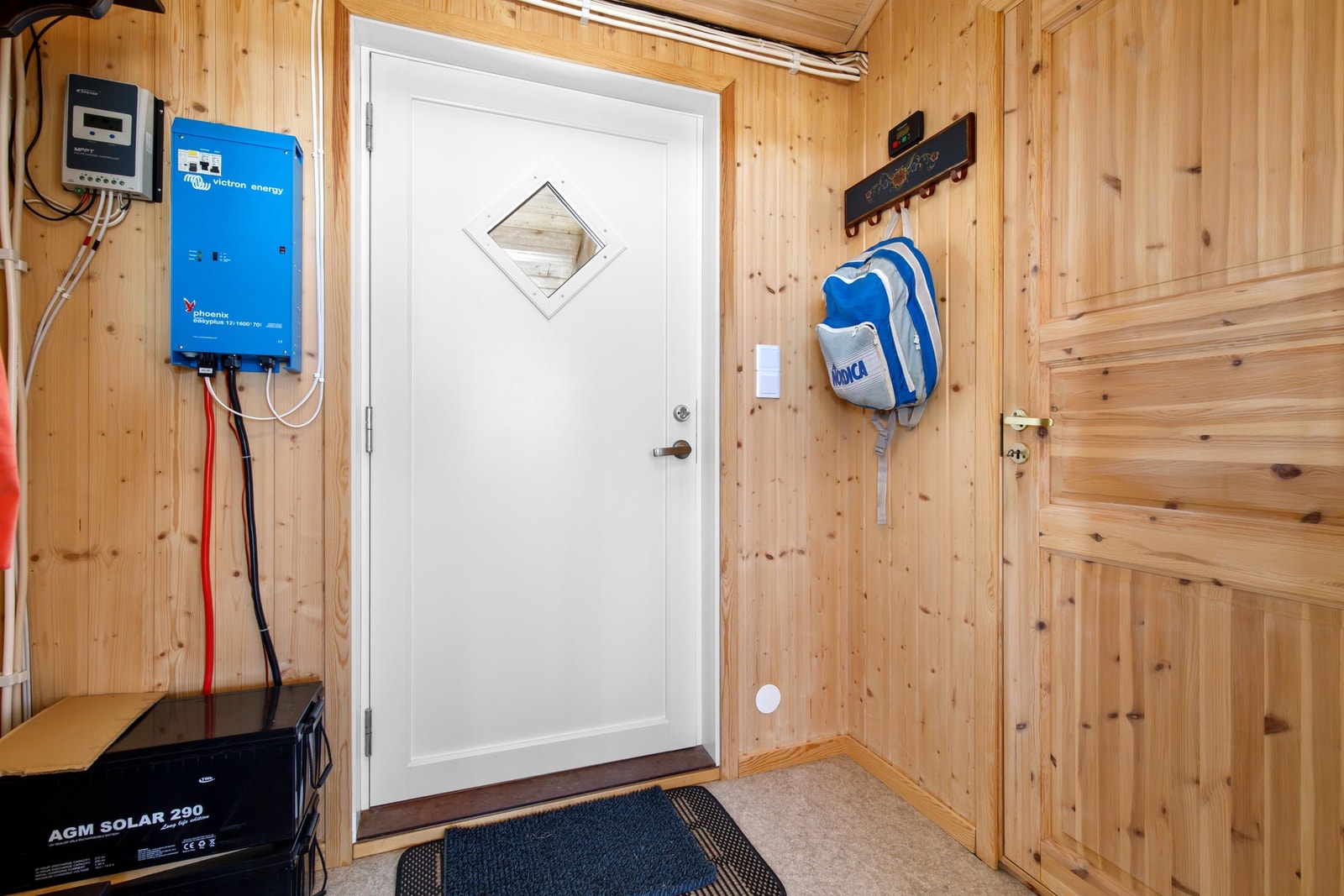 Entre med batteripakke og styringssystem for solcellestrømmen. Det er i tillegg fjernstartet aggregat i utvendig bod. Galleribilde