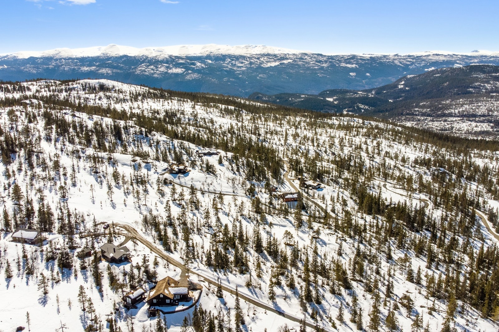 Alpinanlegget på Turufjell ligger kun en liten skitur unna. (ca. 2,6 km til toppen av alpinanlegget) Galleribilde