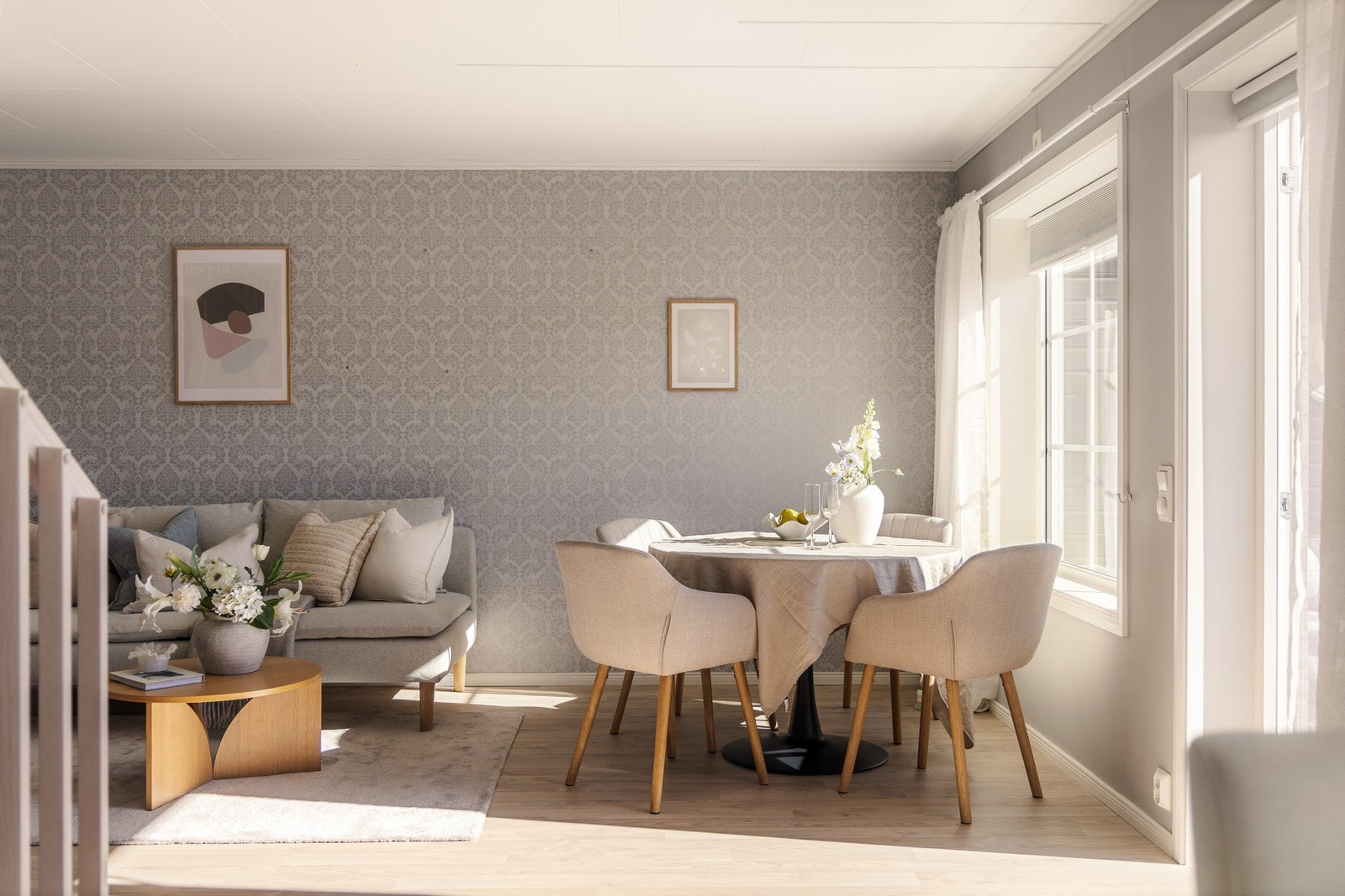 Gulvoverflater er belagt med lyst og tidsriktig laminat som sammen med nøytrale vegger gir et moderne og lunt uttrykk. Galleribilde