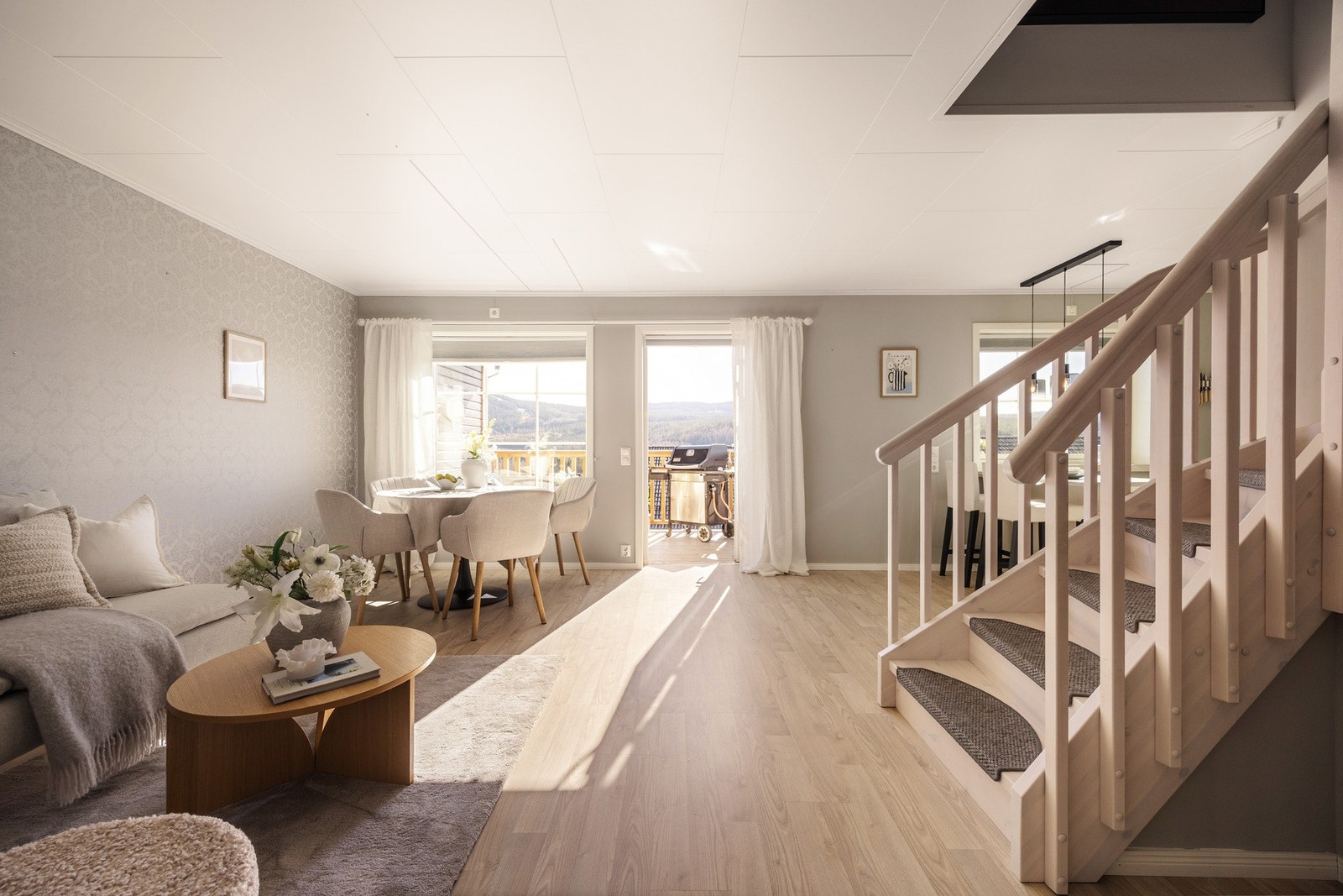 Lys og innbydende stue som fremstår som boligens naturlige samlingspunkt, med god plass til både sofagruppe og spiseplass i en sosial og åpen løsning. Galleribilde