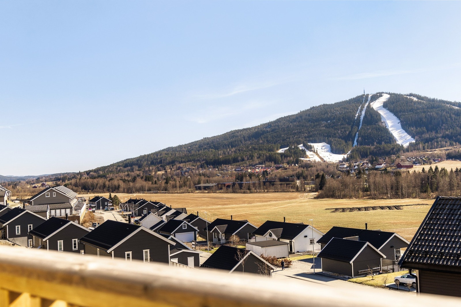 Balkongen har en lun og hyggelig atmosfære, samtidig som den byr på en nydelig utsikt over omkringliggende landskap og gode solforhold som kan nytes store deler av dagen. Galleribilde
