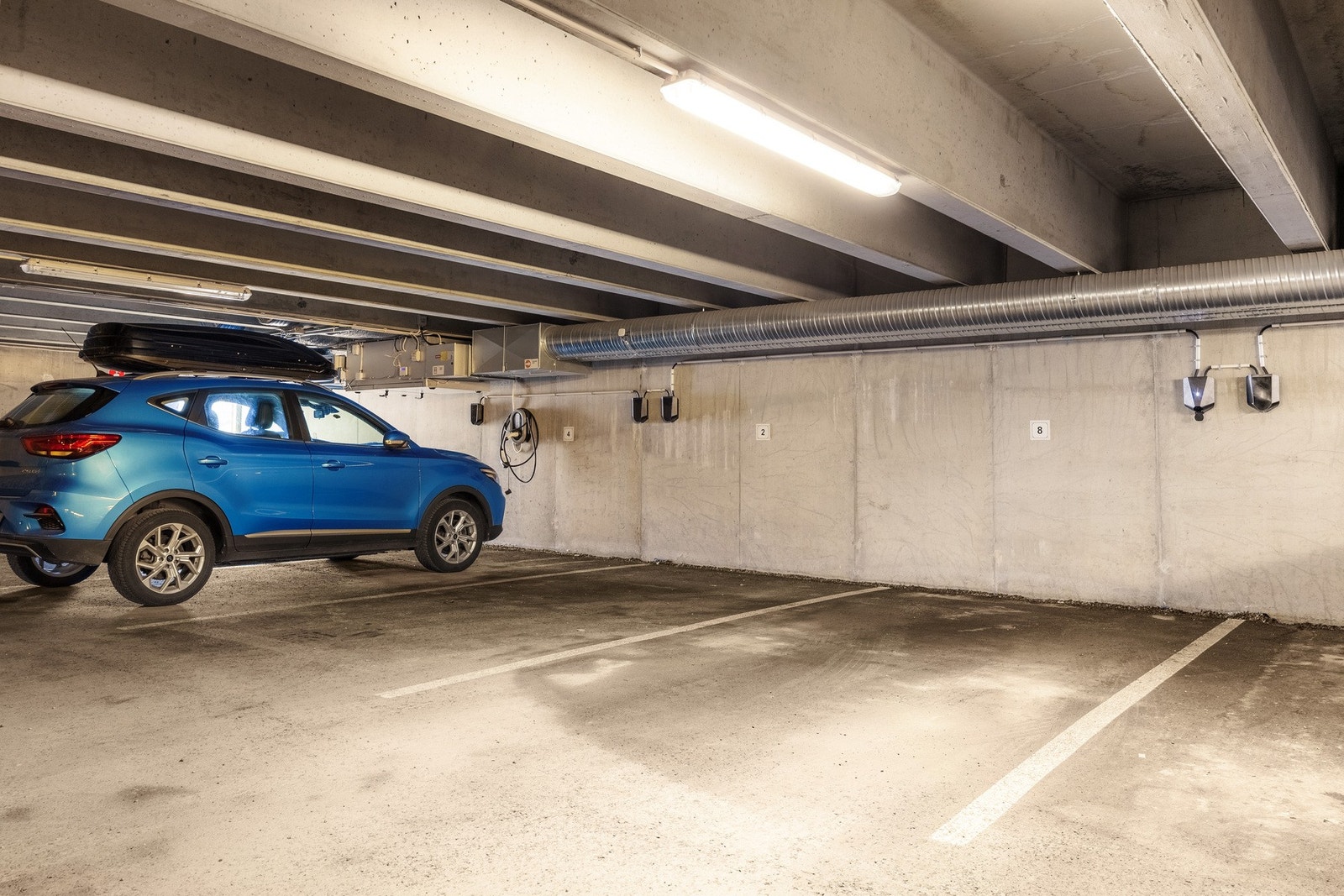 Boligen har bruksrett til garasjeplass (nr. 8) for én bil i fellesgarasje under husrekken. Galleribilde