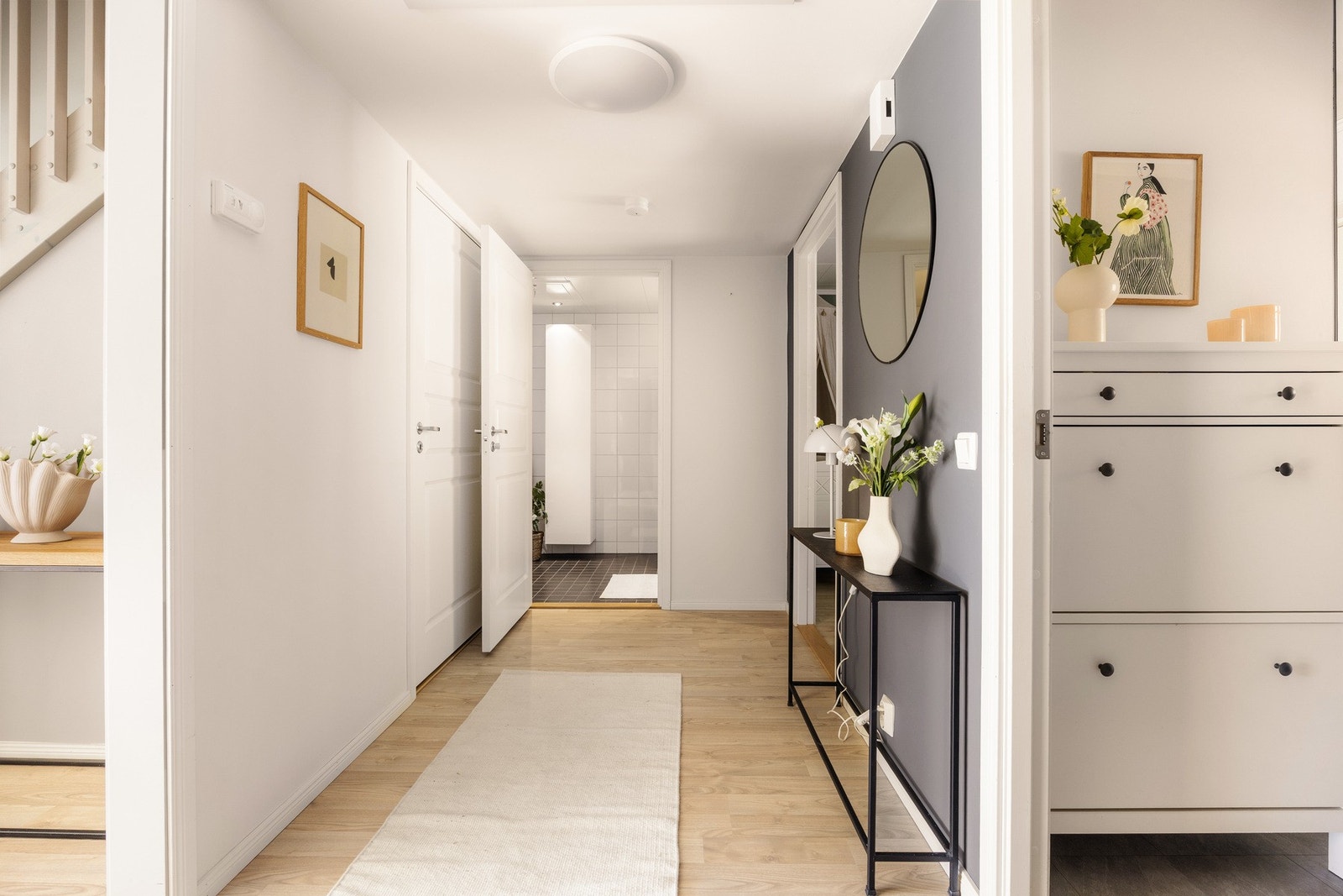 Fra gangen har du enkel adkomst til alle rom i etasjen, noe som gir en praktisk og oversiktlig planløsning. Galleribilde