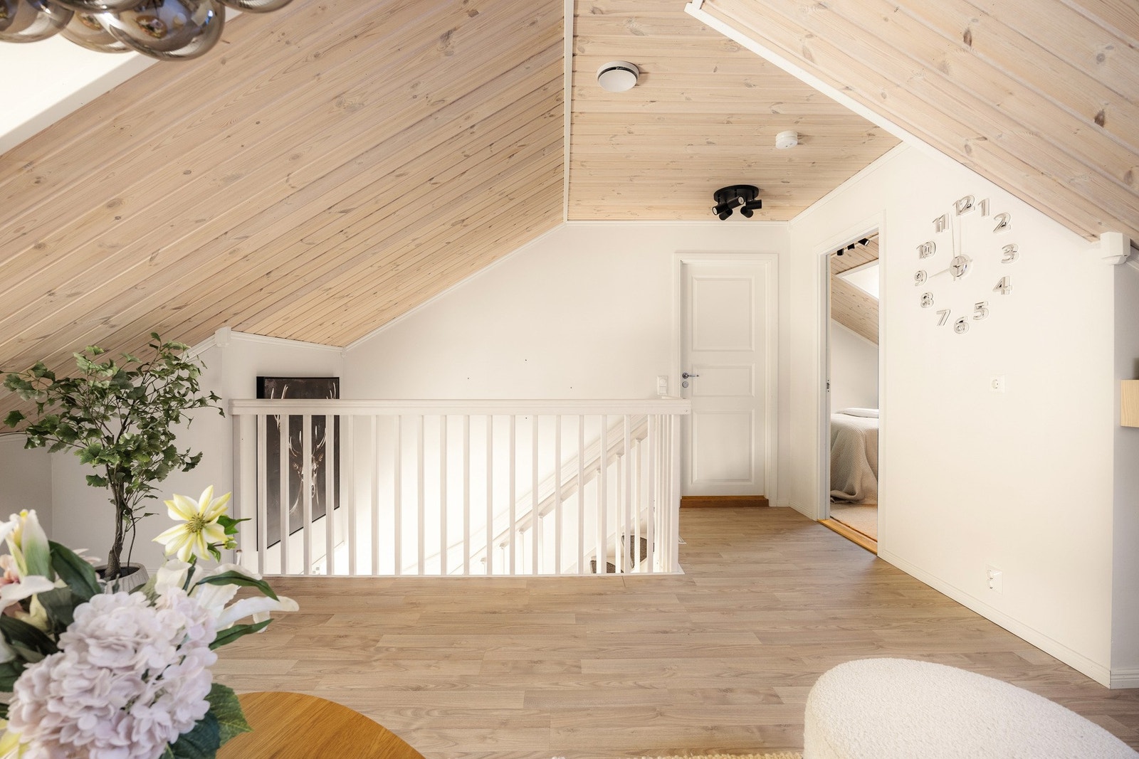 Lun og koselig loftstue som gir en ekstra oppholdsone i boligen, perfekt som TV-stue, lekerom eller et eget fristed for ungdom. Galleribilde