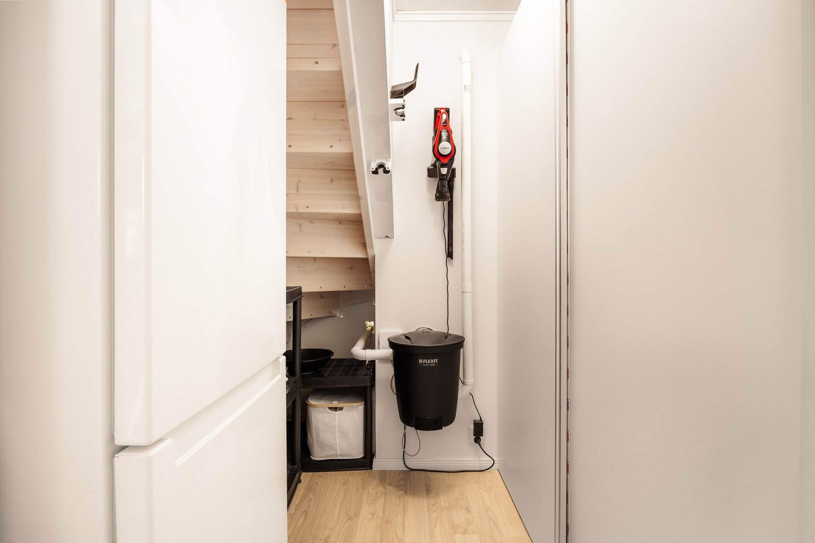I hovedetasjen er det etablert en innvendig bod bak trappen, en smart utnyttelse av arealet som gir ekstra plass til oppbevaring i det daglige. Galleribilde