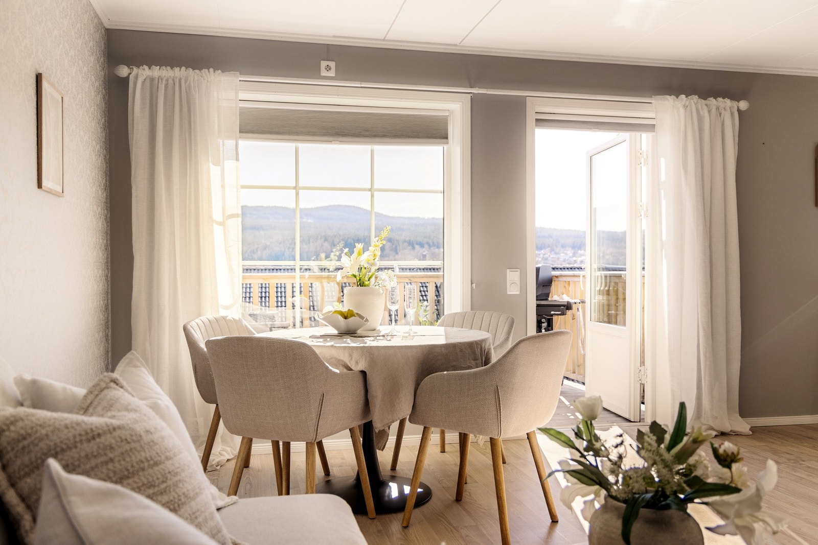 Stuen er enkelt å møblere med flere soner, hvor du kan samle venner og familie til hyggelige middager ved spisebordet, eller trekke deg tilbake i sofakroken for rolige kvelder. Galleribilde