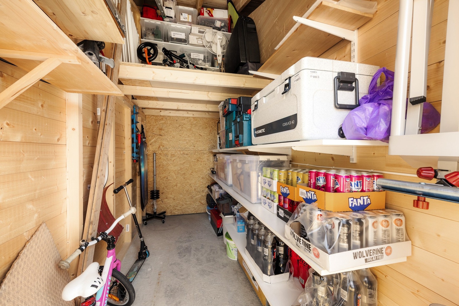 I tillegg disponerer boligen en utebod på ca. 5 m², som er praktisk å ha lett tilgjengelig utenfor boligen. Det er også en hems for ekstra lagringsplass i boden. Galleribilde