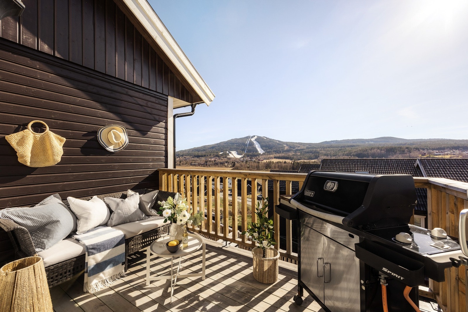 Her får du en flott uteplass med god plass til både sittegruppe og grill, perfekt for lange sommerkvelder med venner og familie. Galleribilde