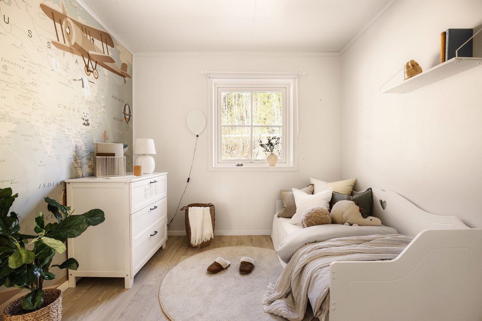 Fra leiligheten har du nærhet til både butikk, barnehage og flere lekeplasser, ideelt for både små og store. Det er blant annet gangavstand til Elvetangen skole og Hakadal ungdomsskole. Galleribilde