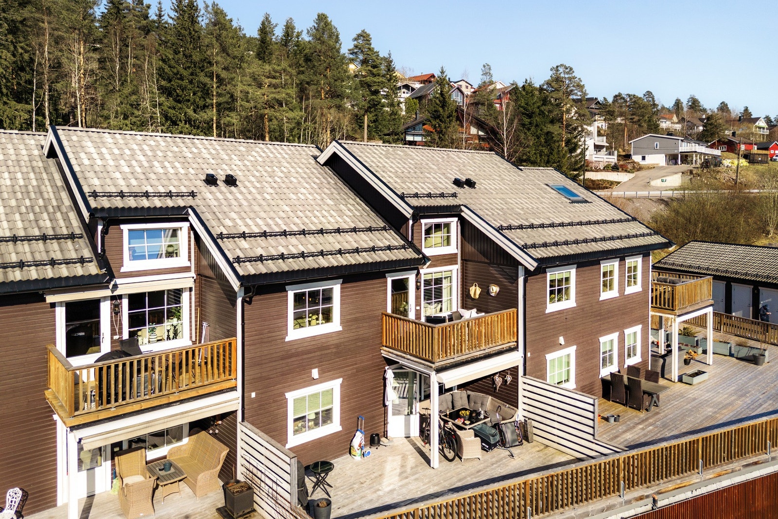 Tomten er skrånende mot vest og er pent terrassert med støttemurer, noe som skaper en ryddig og innbydende utforming av uteområdene. Galleribilde