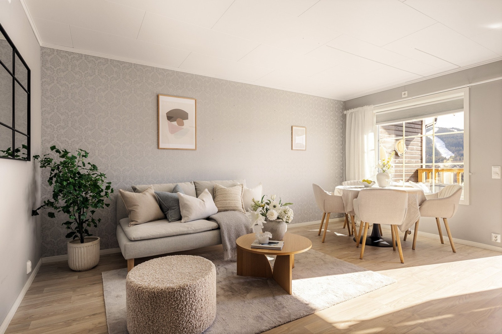 Store vindusflater slipper inn rikelig med naturlig lys og skaper en behagelig romfølelse gjennom hele dagen, samtidig som utsikten gir en ekstra dimensjon til rommet. Galleribilde
