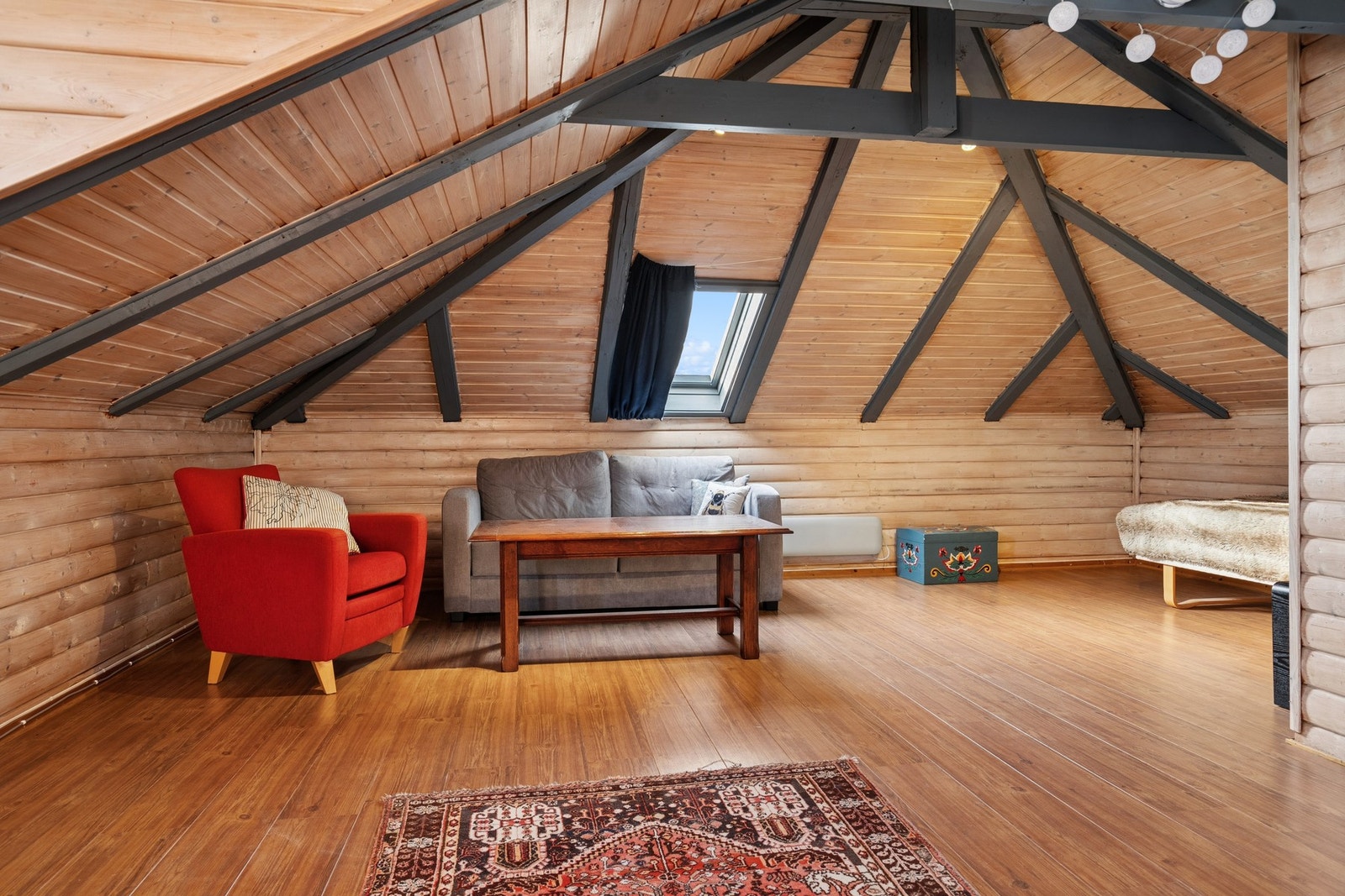 Loftet har takvindu fra Velux. Galleribilde