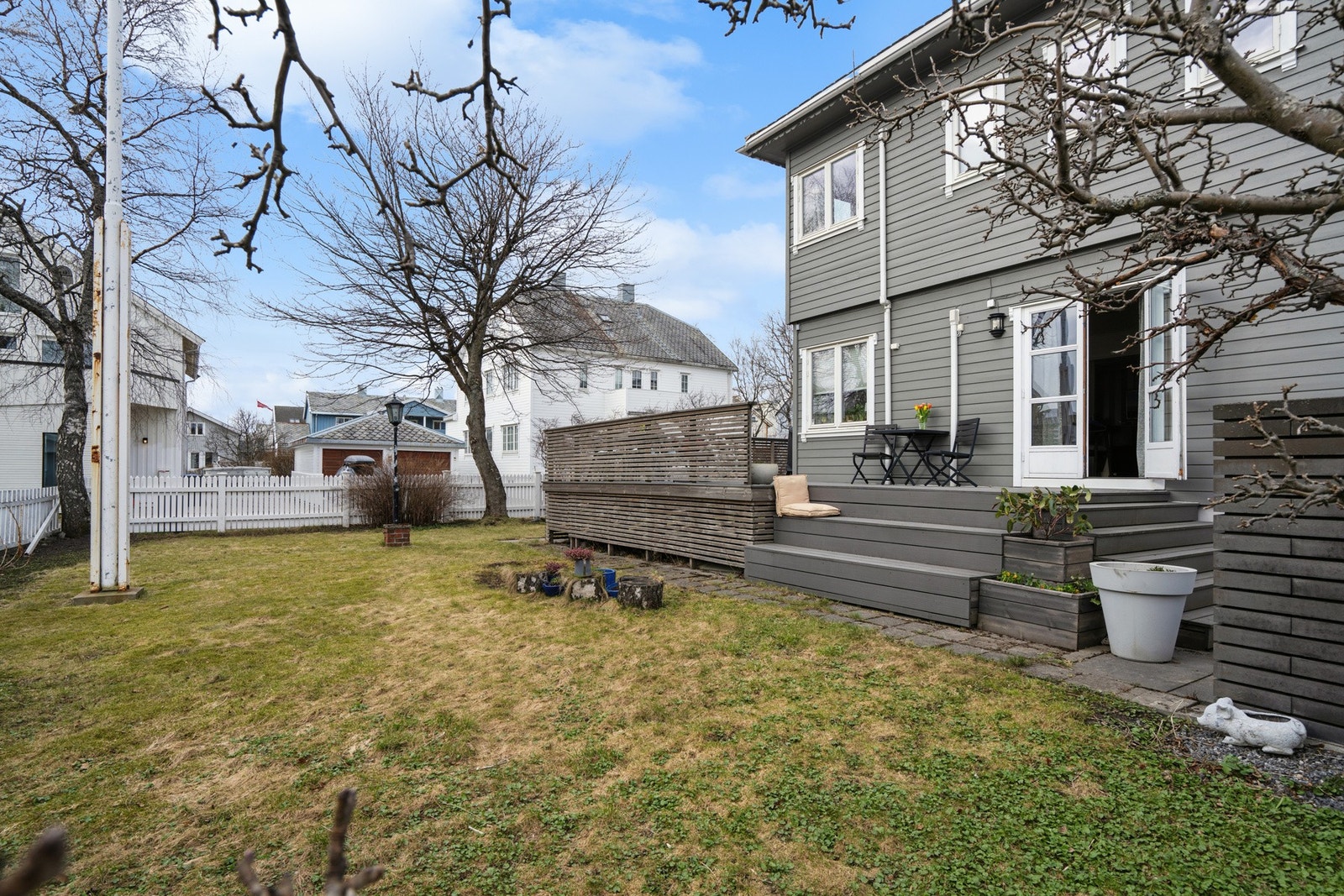 Stor hage med god plass for lek og aktiviteter for hele familien. Galleribilde