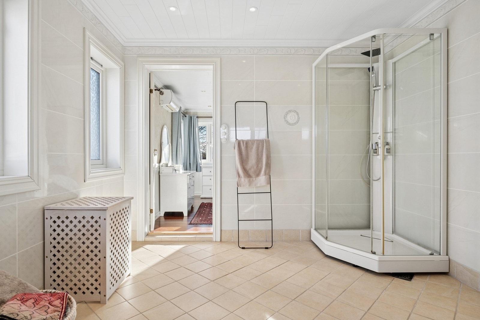 Baderomsinnredningen har to nedfelte servanter i en solid Corian benkeplate. Galleribilde