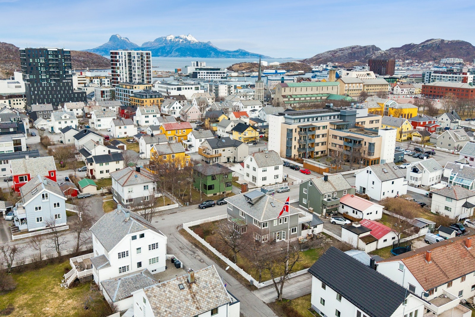 Fra eiendommen er det utsikt over byens tak og mot de karakteristiske fjellene i horisonten. Galleribilde