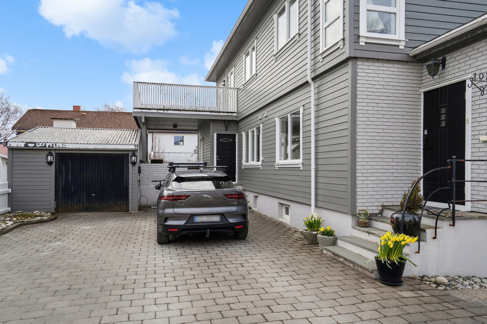 Her bor du med gangavstand til alt Bodø sentrum har å by på. Parkering i garasje og på egen tomt, med elbillader installert i 2021. Galleribilde