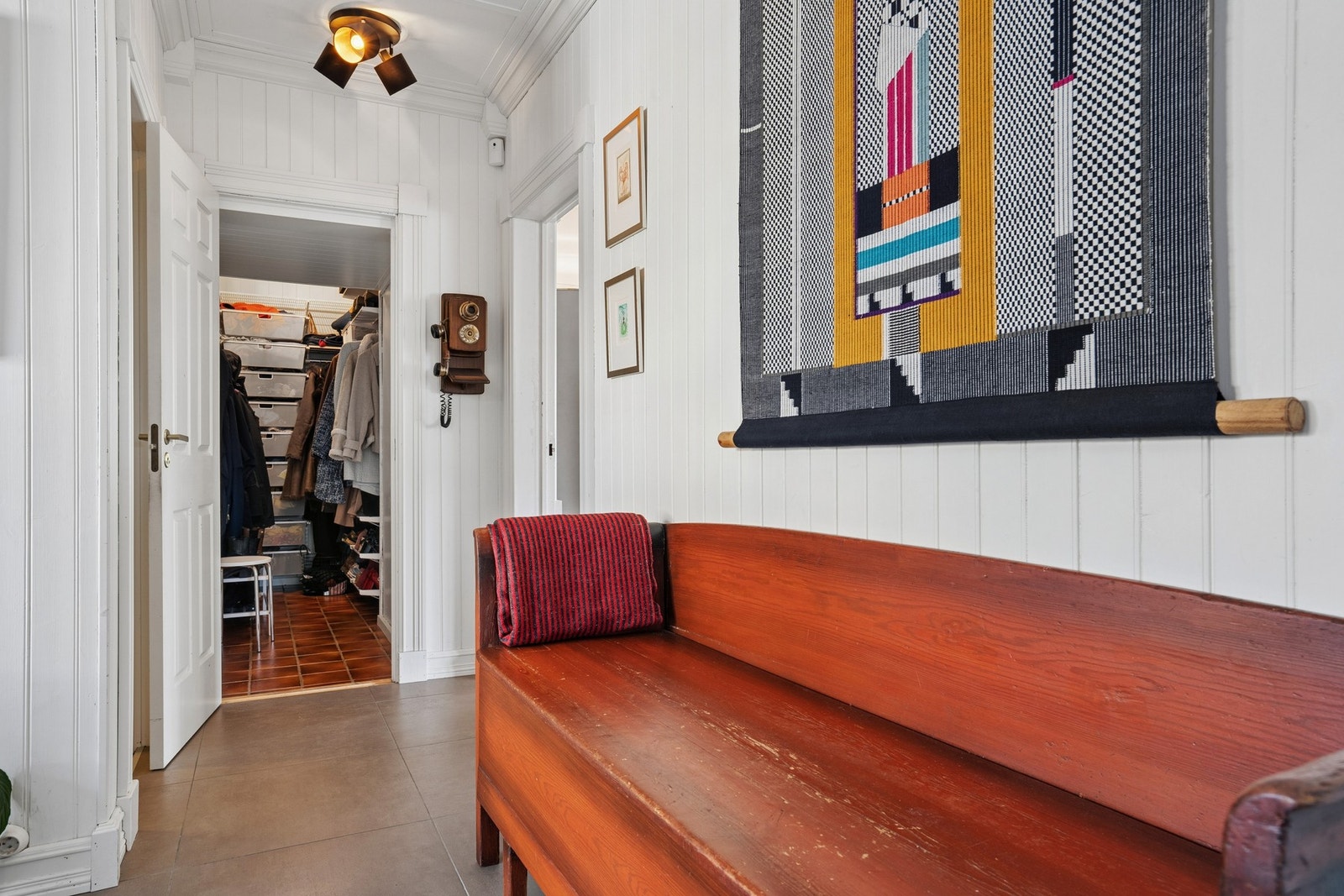 Fra hallen er det inngang til en praktisk garderobe for oppbevaring av yttertøy og sko. Galleribilde