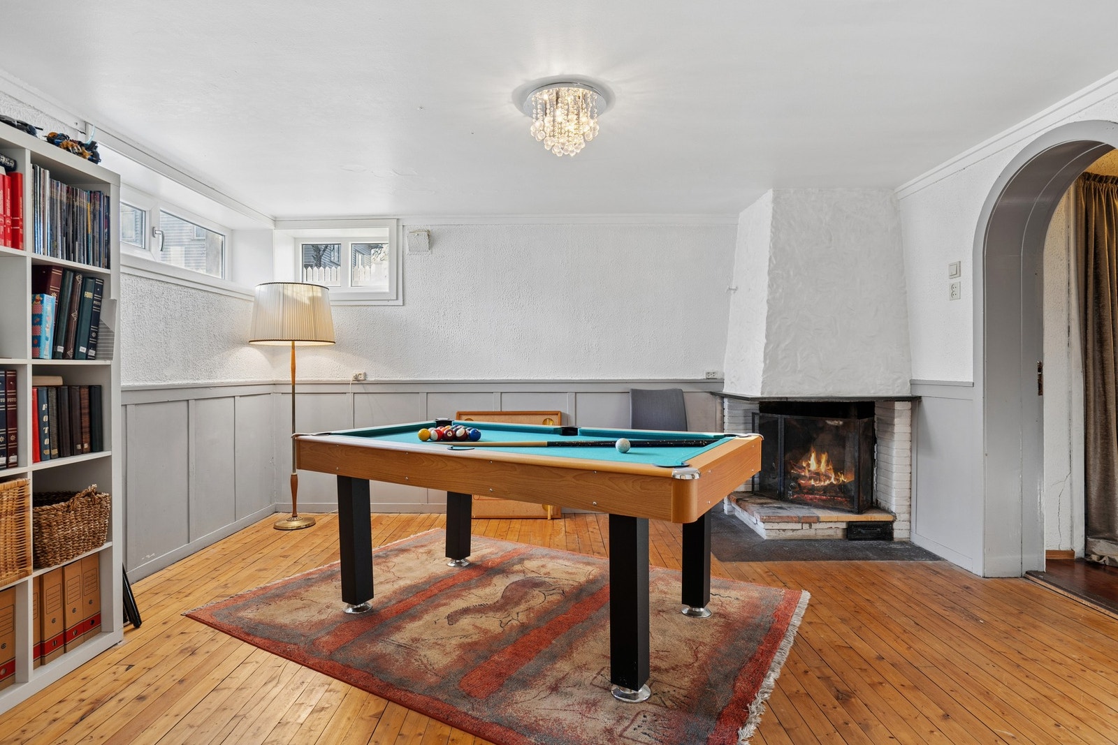 Kjelleren byr på ekstra rom for hobby og fritid, her bod innredet som spillrom. Galleribilde