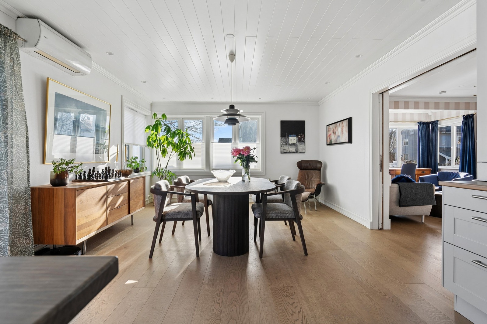 Her er det god plass til et stort spisebord for hele familien og gjester. Galleribilde