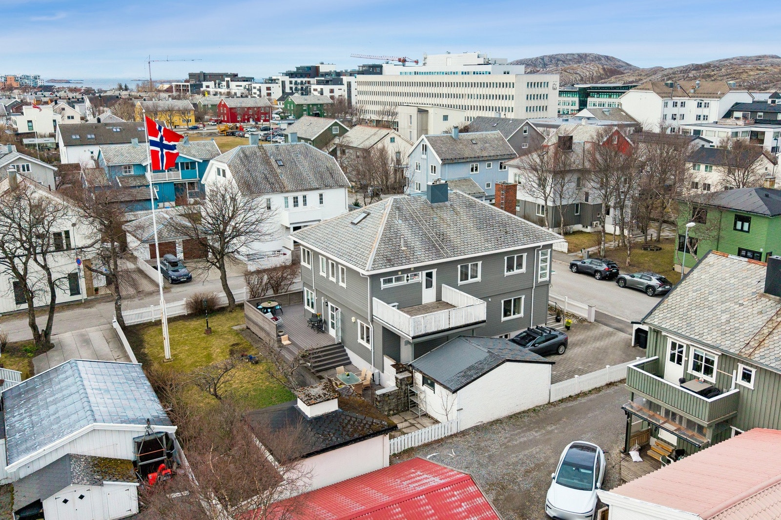 Eiendommen ligger sentralt, men likevel i et etablert og rolig boligområde. Galleribilde