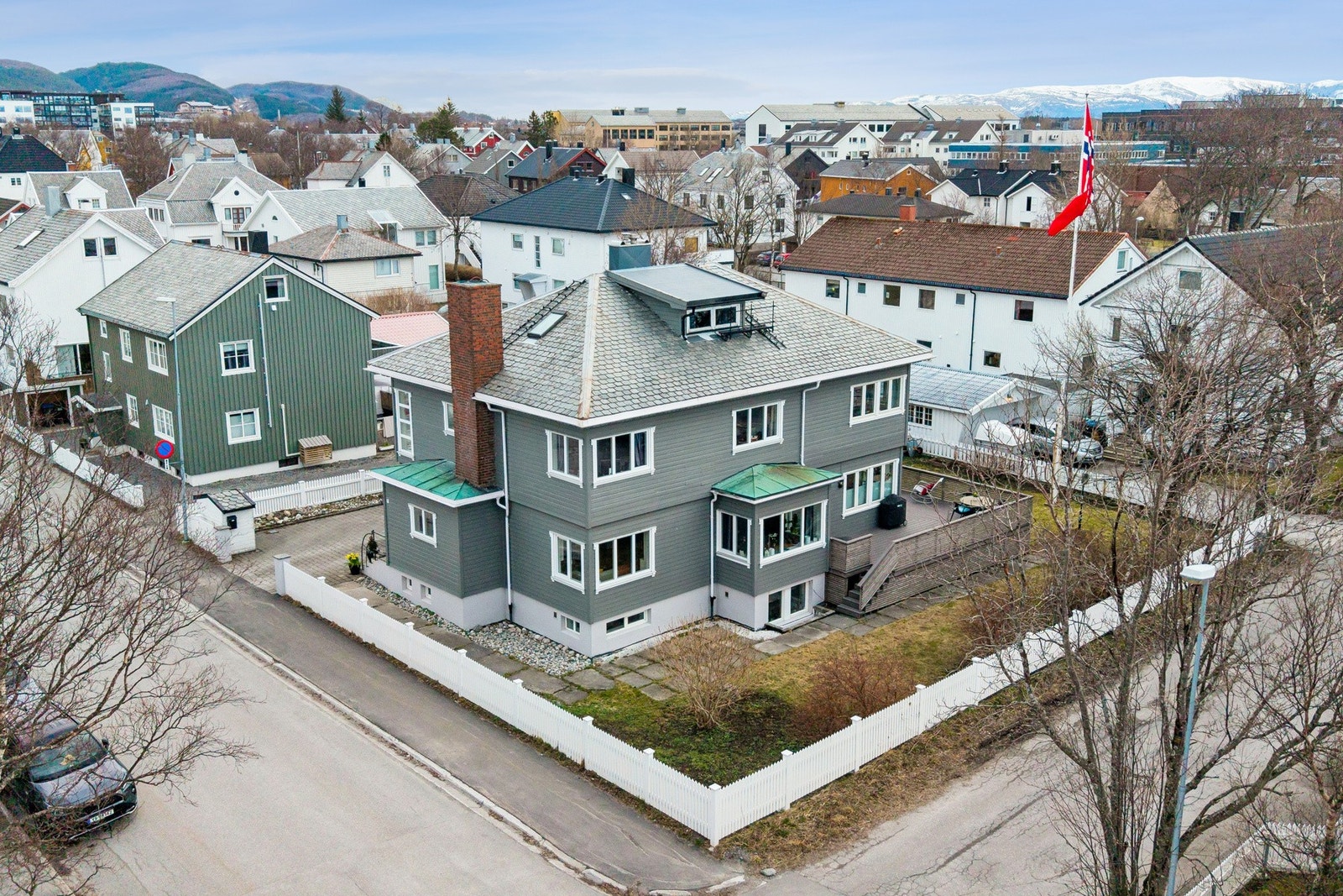 Velkommen til Fredensborgveien 102! En stor og innholdsrik enebolig fra 1936, vesentlig oppgradert og med en sentral beliggenhet i Bodø. Foto: EFKT Galleribilde