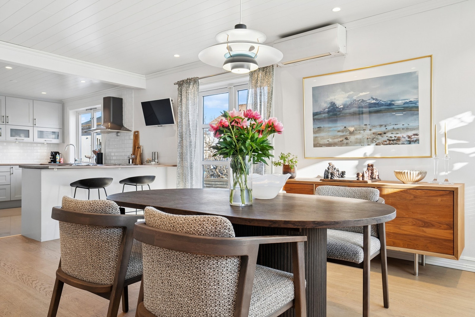 Fra spisestuen er det utgang til en av eiendommens store terrasser. Galleribilde