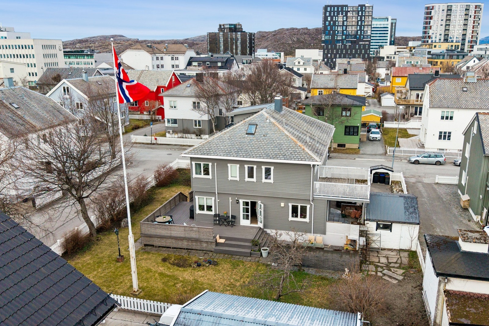 Eiendommen er betydelig påkostet de siste årene, med blant annet ny drenering i 2016, ny kledning og isolering på deler av fasaden i 2020, og de fleste vinduer skiftet mellom 2017-2021. Galleribilde