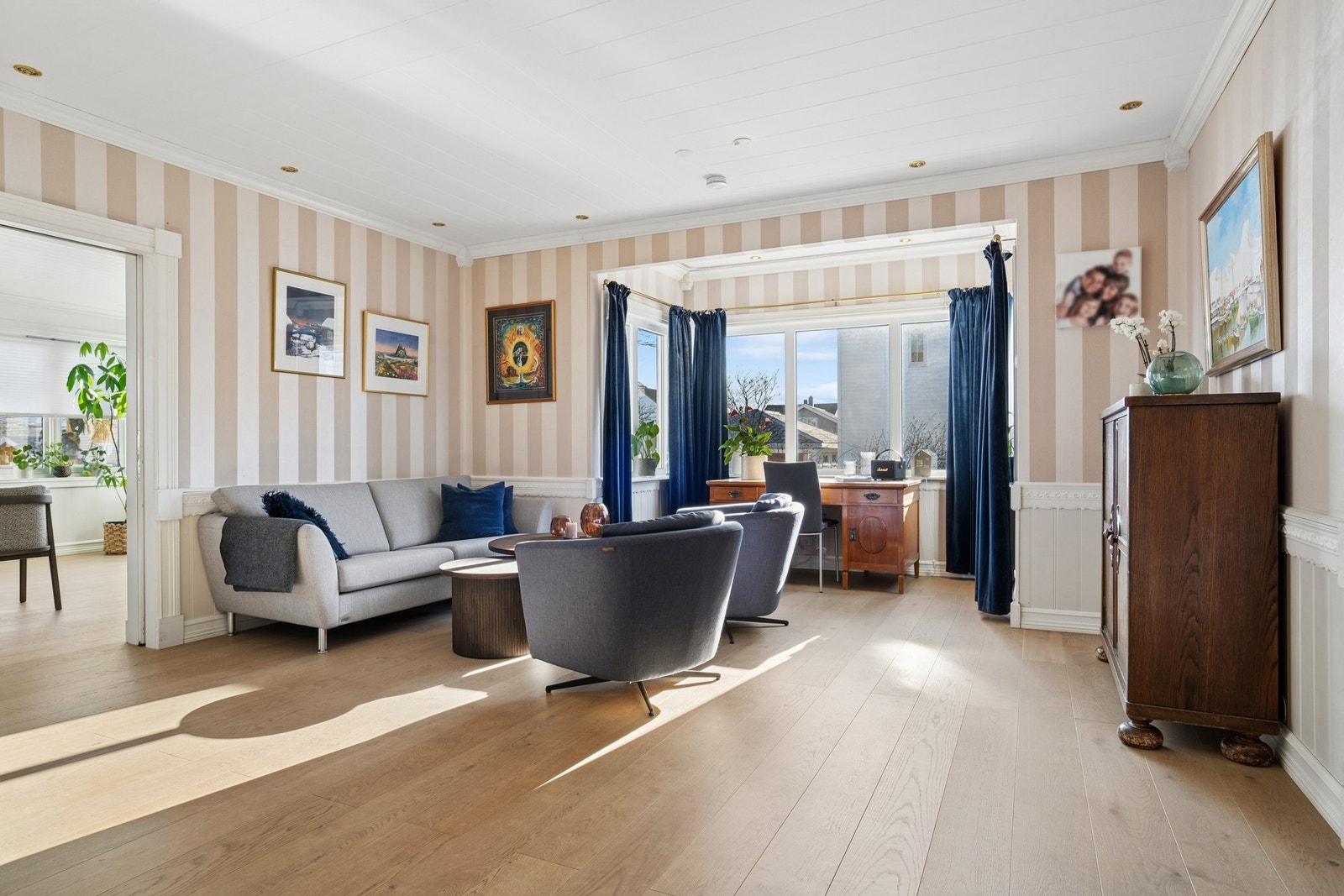 Store vindusflater og et karnapp gir rikelig med naturlig lys til oppholdsrommene. Galleribilde