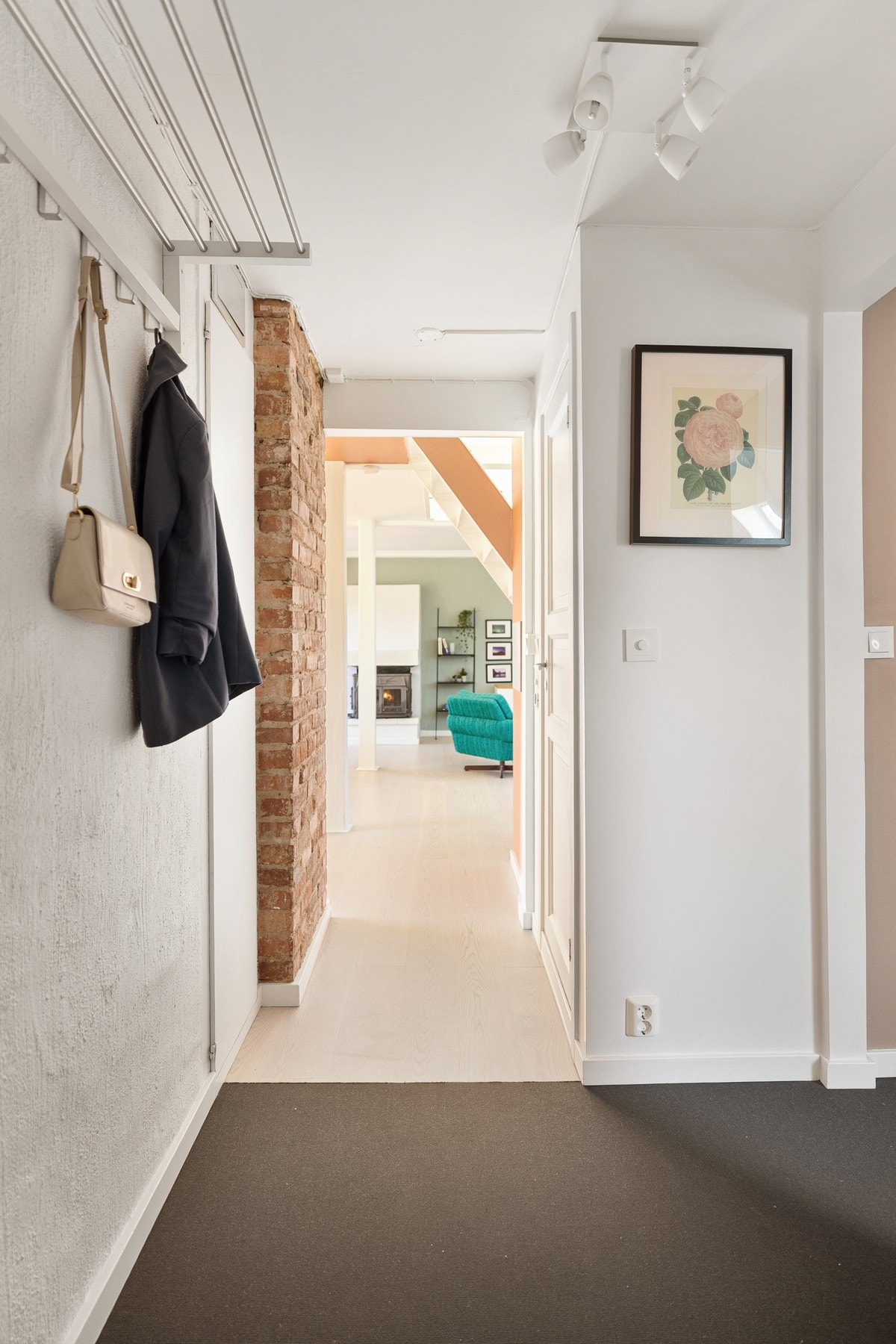 Du ønskes velkommen inn i en lys og praktisk entré. Galleribilde