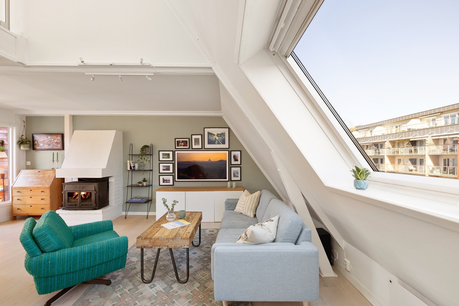 Vinduene har fine brede vinduskarmer som er perfekte for planter og dekor. Galleribilde