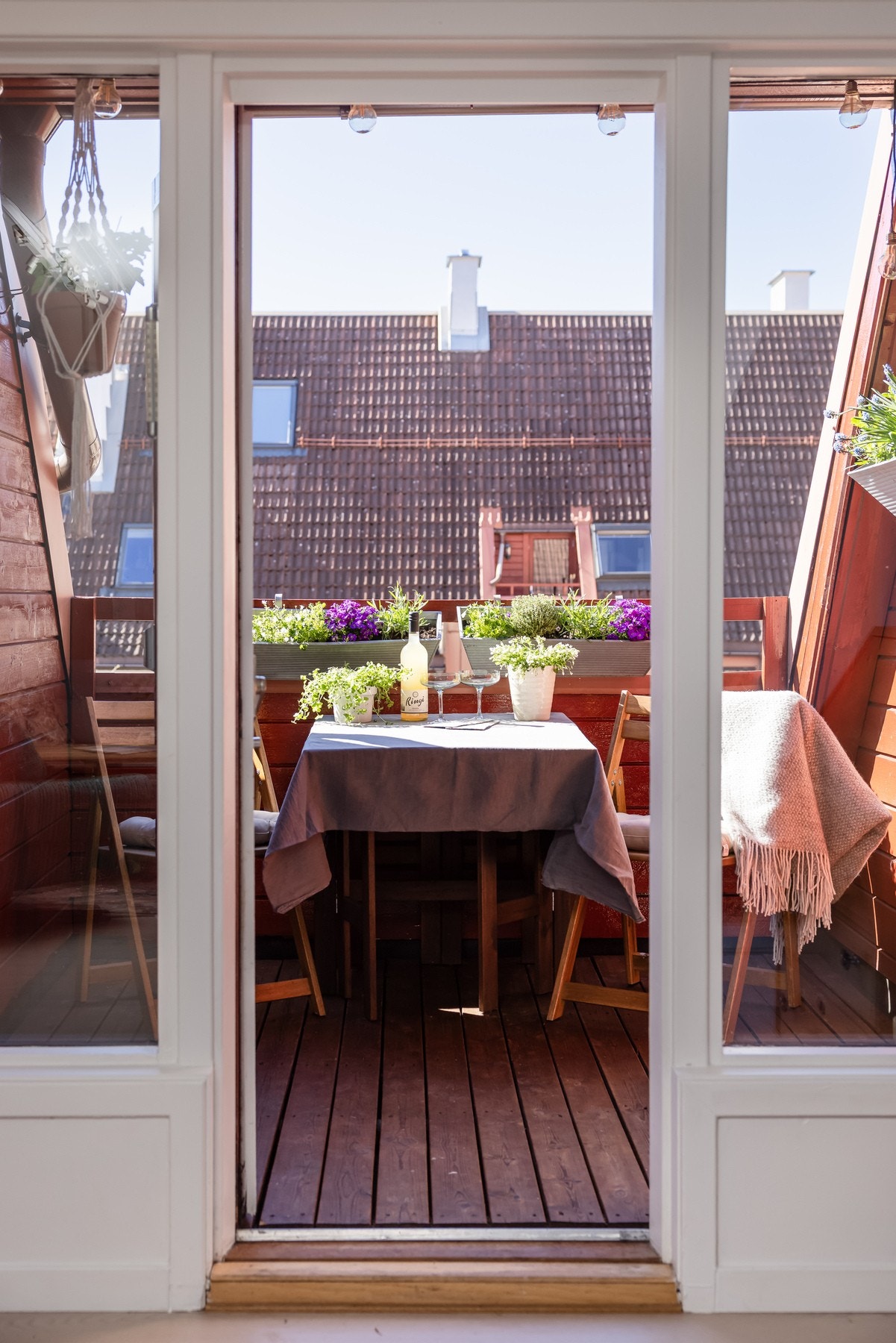 Fra stuen er det utgang til vestvendt takterrasse på 5m² hvorav 2m² er overbygget. Galleribilde