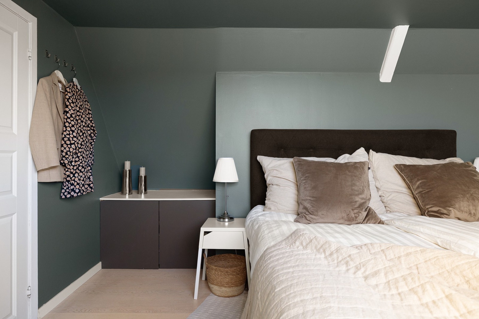 Rommet er i dag innredet med en stor dobbeltseng med tilhørende nattbord. Det er god oppbevaringsplass i plassbygget skyvedørsgarderobe. Galleribilde