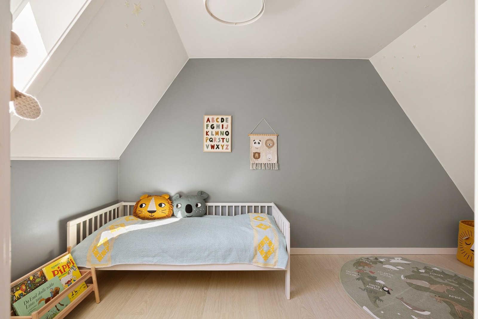 Soverommet har god standard med lyst enstavs gulv og glatte malte overflater. Galleribilde
