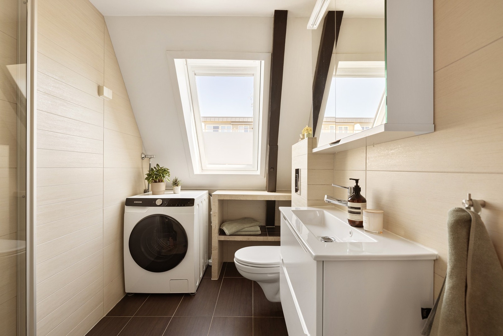 Leiligheten har et lyst og pent baderom som ble pusset opp i 2009. Baderommet har delikate fliser på gulv og vegger, deilig gulvvarme, downlights i himlingen og et takvindu som slipper inn naturlig dagslys. Galleribilde