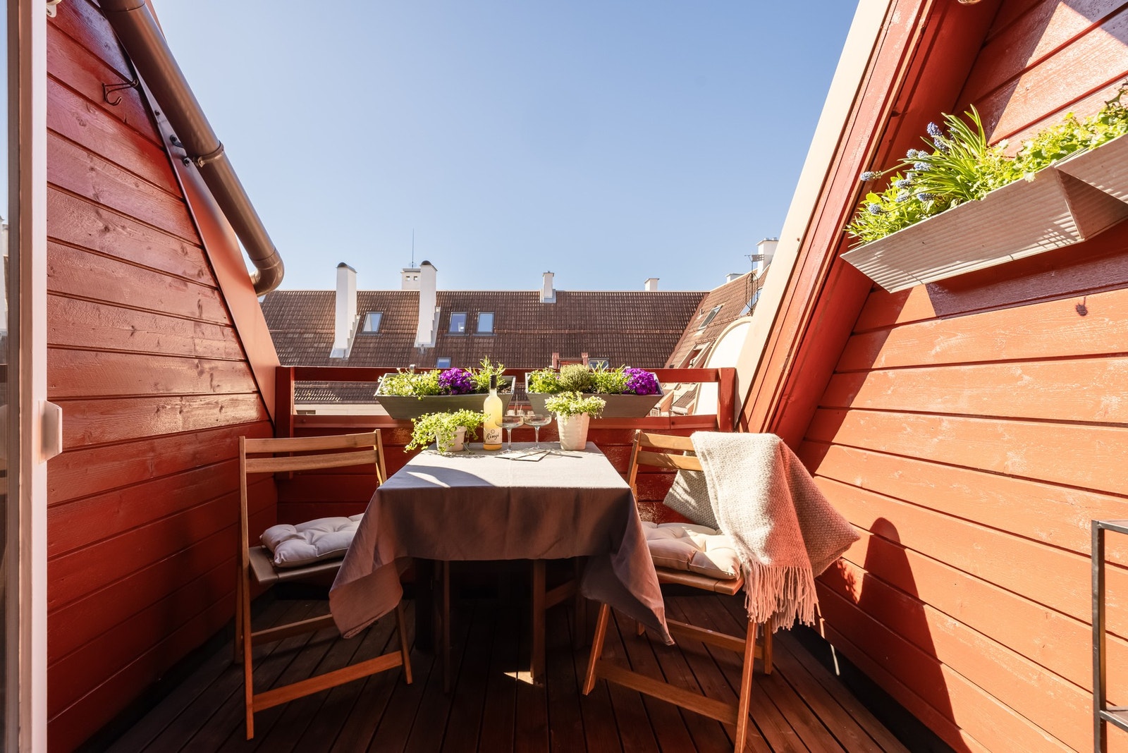 Takterrassen har terrassebord på gulv og plass til sittegruppe etter eget ønske og behov. Galleribilde