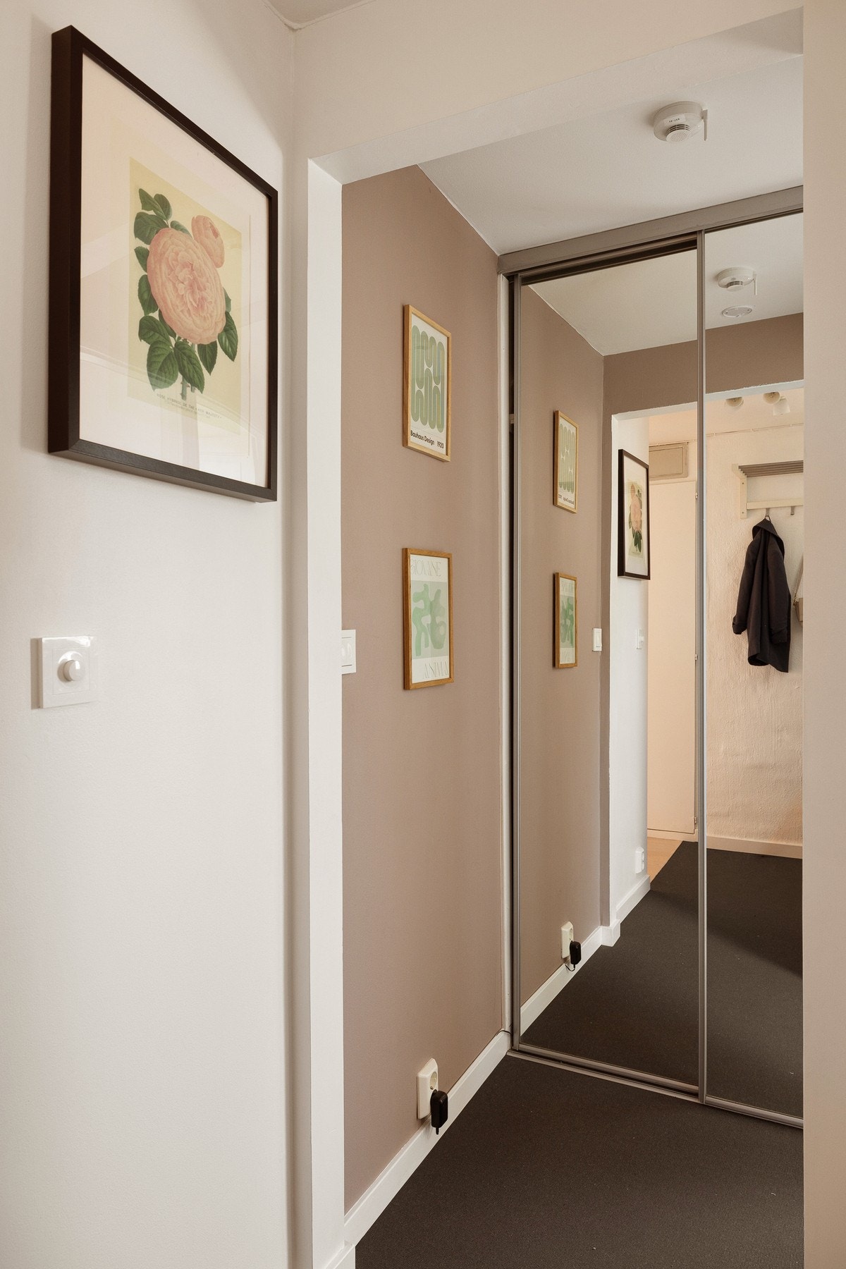 I entréen er det god oppbevaringsplass i plassbygget skyvedørsgarderobe med speildører. Galleribilde