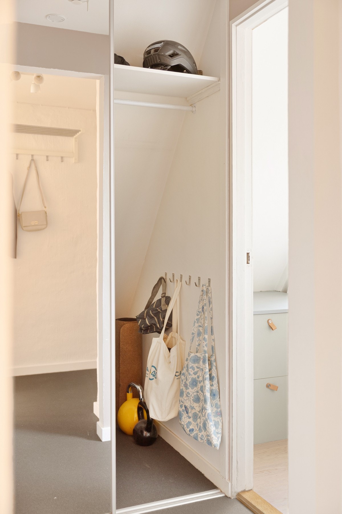 Romslig skyvedørsgarderobe med gode lagringsmuligheter. I tillegg disponerer leiligheten en kjellerbod på ca. 11m². Galleribilde