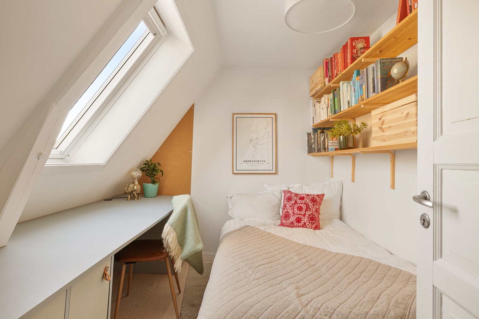 Soverommet er i dag innredet med en praktisk nedleggbar seng. Galleribilde