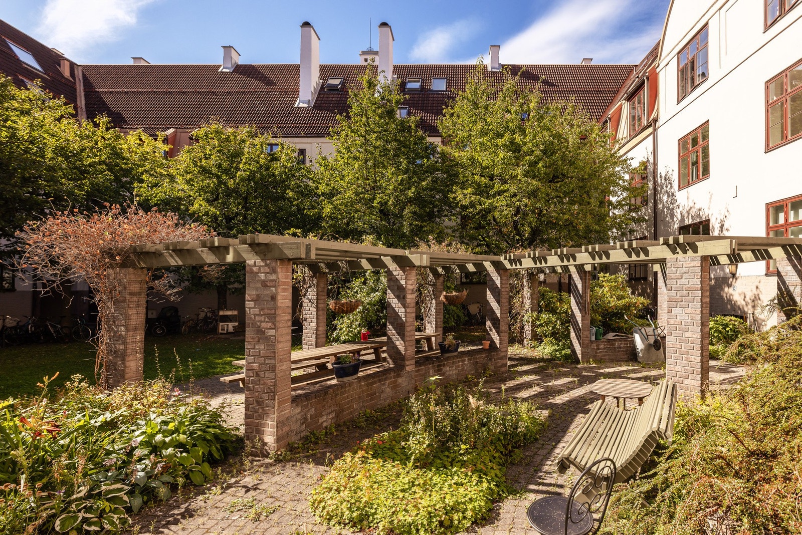 Idyllisk gårdsrom som benyttes mye av beboerne. Galleribilde