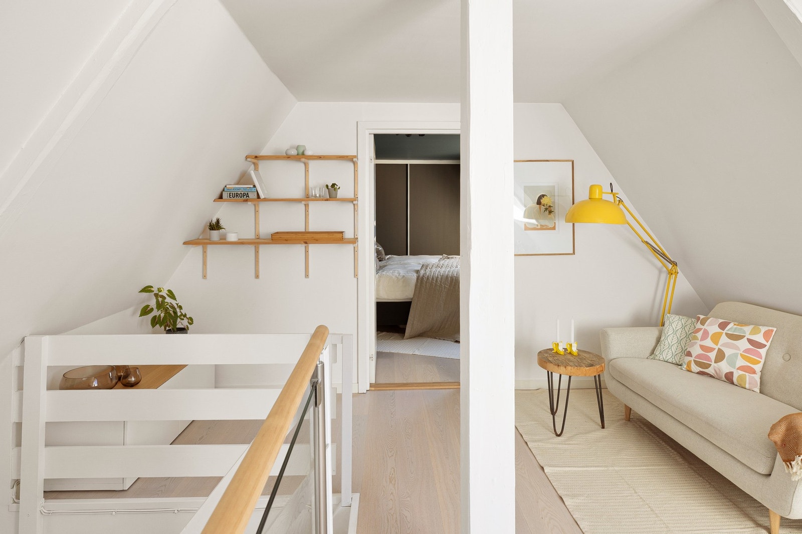 Gang/trapperom som i dag er innredet som en hyggelig loftstue. Galleribilde