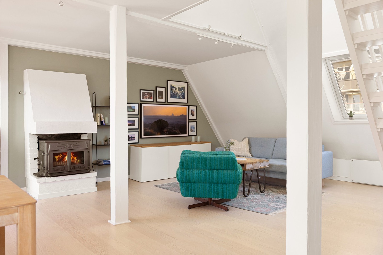 Stuen har god og moderne standard med lyst enstavs parkettgulv og glatte overflater malt i fine farger. Galleribilde